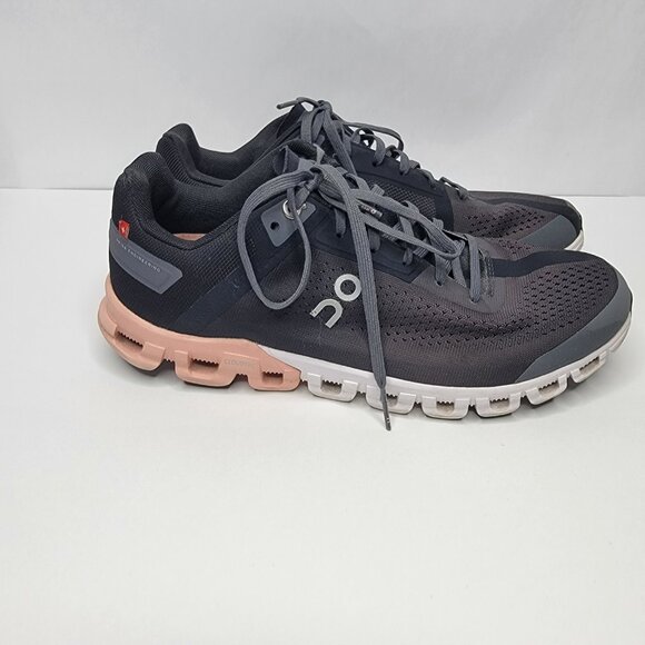 On Cloud Swiss Engineering Cloudflow Women's Gray & Black Running Shoes - Picture 4 of 10